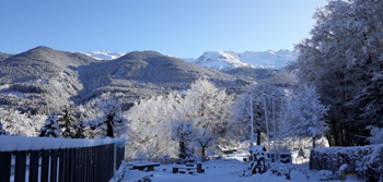 Vue hiver du camping les 7 laux sur la montagne en isere